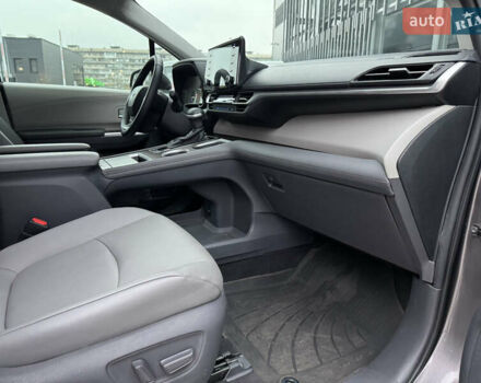 Серый Тойота Сиенна, объемом двигателя 2.5 л и пробегом 9 тыс. км за 47000 $, фото 61 на Automoto.ua