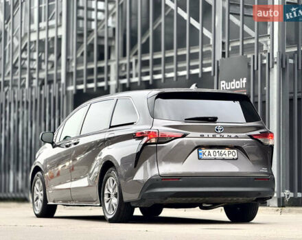 Серый Тойота Сиенна, объемом двигателя 2.5 л и пробегом 9 тыс. км за 47000 $, фото 1 на Automoto.ua