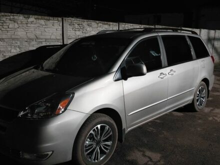 Серый Тойота Сиенна, объемом двигателя 3 л и пробегом 280 тыс. км за 10000 $, фото 1 на Automoto.ua