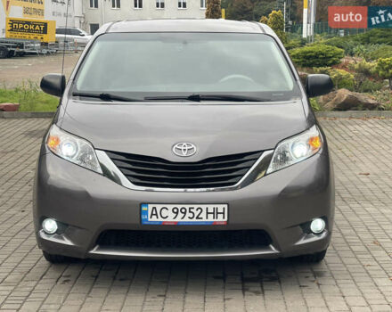 Серый Тойота Сиенна, объемом двигателя 2.67 л и пробегом 275 тыс. км за 13000 $, фото 1 на Automoto.ua