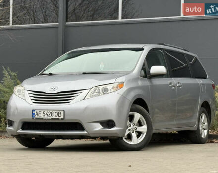 Серый Тойота Сиенна, объемом двигателя 3.46 л и пробегом 240 тыс. км за 15900 $, фото 1 на Automoto.ua