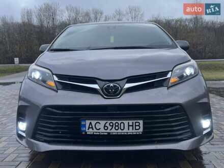 Серый Тойота Сиенна, объемом двигателя 3.46 л и пробегом 100 тыс. км за 17500 $, фото 1 на Automoto.ua