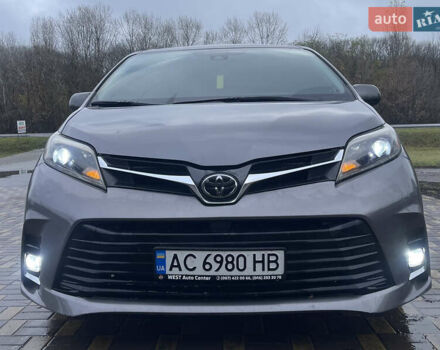 Серый Тойота Сиенна, объемом двигателя 3.46 л и пробегом 100 тыс. км за 17500 $, фото 1 на Automoto.ua