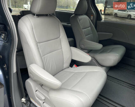 Синій Тойота Сієнна, об'ємом двигуна 3.46 л та пробігом 143 тис. км за 21300 $, фото 29 на Automoto.ua