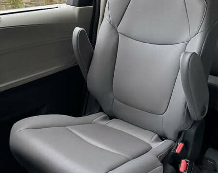 Синий Тойота Сиенна, объемом двигателя 2.49 л и пробегом 20 тыс. км за 62500 $, фото 7 на Automoto.ua