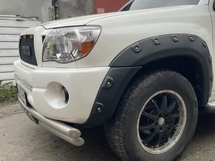 Белый Тойота Такома, объемом двигателя 2.7 л и пробегом 270 тыс. км за 9500 $, фото 1 на Automoto.ua