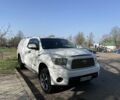Белый Тойота Тундра, объемом двигателя 5.7 л и пробегом 205 тыс. км за 16000 $, фото 1 на Automoto.ua