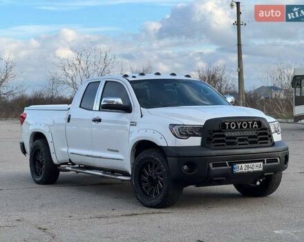 Белый Тойота Тундра, объемом двигателя 5.66 л и пробегом 150 тыс. км за 25000 $, фото 1 на Automoto.ua