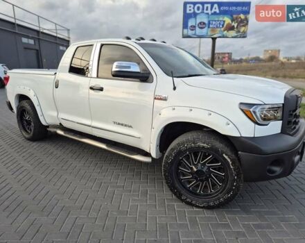 Белый Тойота Тундра, объемом двигателя 5.66 л и пробегом 150 тыс. км за 25000 $, фото 3 на Automoto.ua