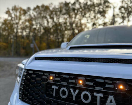 Белый Тойота Тундра, объемом двигателя 5.66 л и пробегом 195 тыс. км за 30000 $, фото 1 на Automoto.ua