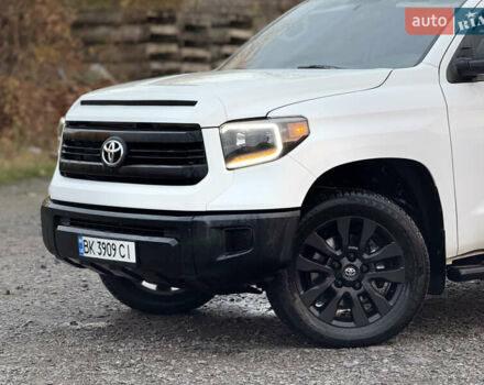 Белый Тойота Тундра, объемом двигателя 4.7 л и пробегом 120 тыс. км за 31500 $, фото 2 на Automoto.ua