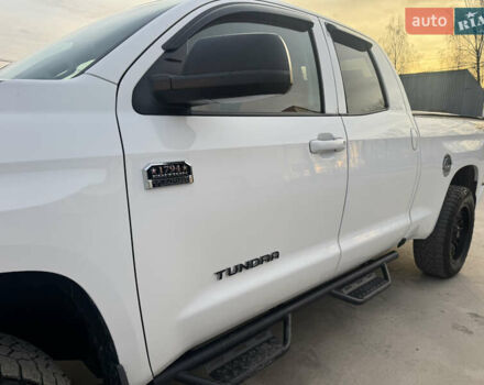 Белый Тойота Тундра, объемом двигателя 5.66 л и пробегом 142 тыс. км за 43700 $, фото 1 на Automoto.ua