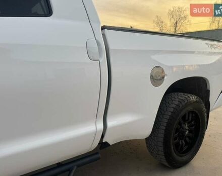 Белый Тойота Тундра, объемом двигателя 5.66 л и пробегом 142 тыс. км за 43700 $, фото 2 на Automoto.ua