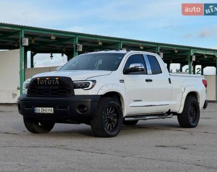 Белый Тойота Тундра, объемом двигателя 5.66 л и пробегом 150 тыс. км за 25000 $, фото 1 на Automoto.ua