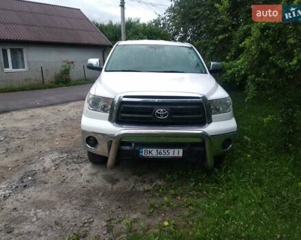 Білий Тойота Тундра, об'ємом двигуна 5.66 л та пробігом 205 тис. км за 18500 $, фото 1 на Automoto.ua