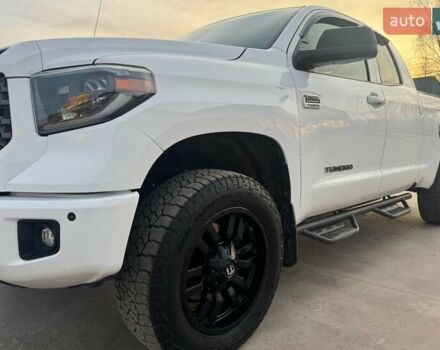 Белый Тойота Тундра, объемом двигателя 5.66 л и пробегом 142 тыс. км за 43700 $, фото 1 на Automoto.ua