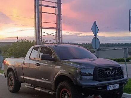 Серый Тойота Тундра, объемом двигателя 5.7 л и пробегом 180 тыс. км за 28500 $, фото 1 на Automoto.ua