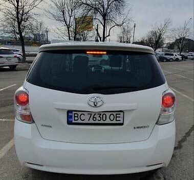 Белый Тойота Версо, объемом двигателя 2.2 л и пробегом 264 тыс. км за 9500 $, фото 3 на Automoto.ua