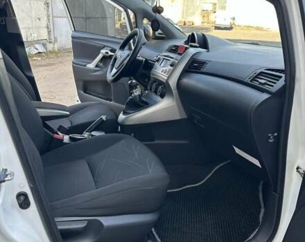 Белый Тойота Версо, объемом двигателя 2 л и пробегом 230 тыс. км за 9500 $, фото 3 на Automoto.ua