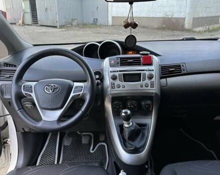 Белый Тойота Версо, объемом двигателя 2 л и пробегом 230 тыс. км за 9500 $, фото 4 на Automoto.ua