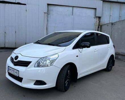 Белый Тойота Версо, объемом двигателя 2 л и пробегом 230 тыс. км за 9500 $, фото 1 на Automoto.ua