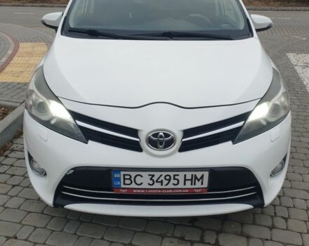 Белый Тойота Версо, объемом двигателя 2 л и пробегом 335 тыс. км за 10948 $, фото 1 на Automoto.ua