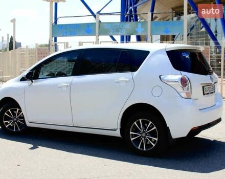 Белый Тойота Версо, объемом двигателя 1.8 л и пробегом 325 тыс. км за 9999 $, фото 2 на Automoto.ua