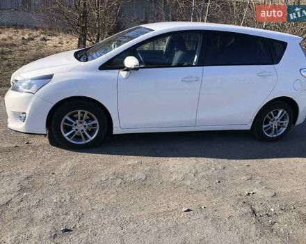 Белый Тойота Версо, объемом двигателя 2 л и пробегом 196 тыс. км за 10600 $, фото 1 на Automoto.ua