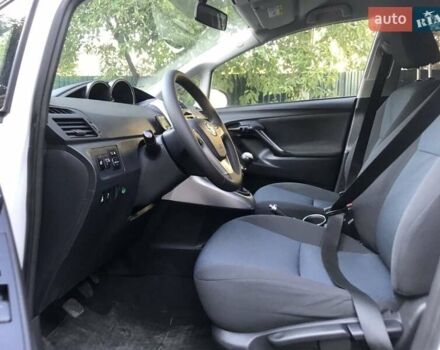 Белый Тойота Версо, объемом двигателя 2 л и пробегом 188 тыс. км за 10500 $, фото 17 на Automoto.ua