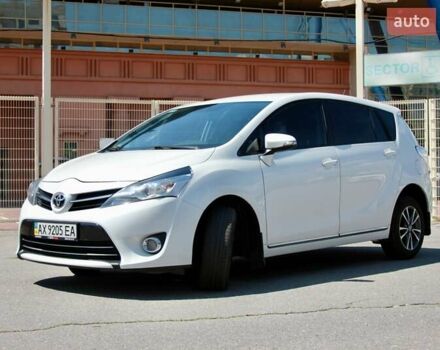 Белый Тойота Версо, объемом двигателя 1.8 л и пробегом 325 тыс. км за 9999 $, фото 1 на Automoto.ua