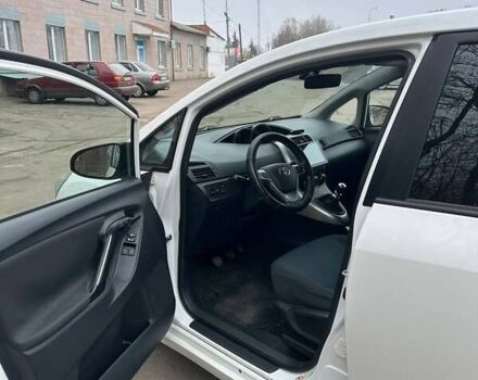 Белый Тойота Версо, объемом двигателя 2 л и пробегом 360 тыс. км за 8800 $, фото 10 на Automoto.ua