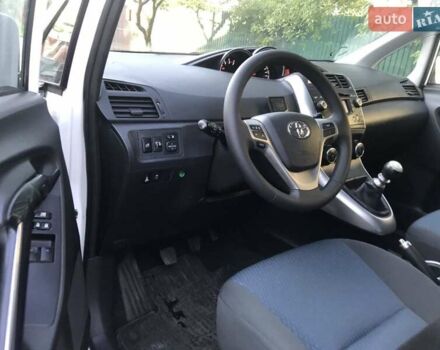 Белый Тойота Версо, объемом двигателя 2 л и пробегом 188 тыс. км за 10500 $, фото 25 на Automoto.ua