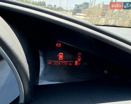 Белый Тойота Версо, объемом двигателя 1.8 л и пробегом 325 тыс. км за 9999 $, фото 12 на Automoto.ua