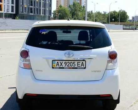 Белый Тойота Версо, объемом двигателя 1.8 л и пробегом 325 тыс. км за 9999 $, фото 3 на Automoto.ua