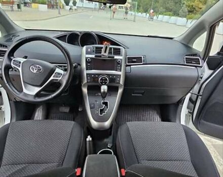 Белый Тойота Версо, объемом двигателя 1.8 л и пробегом 150 тыс. км за 10500 $, фото 6 на Automoto.ua