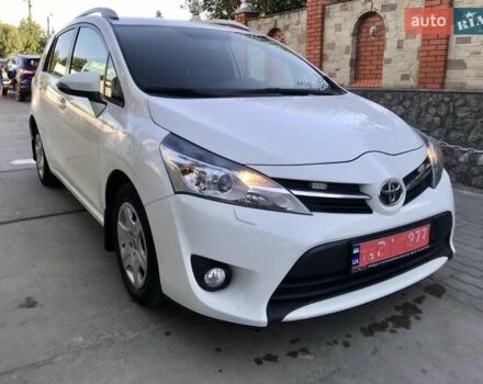 Белый Тойота Версо, объемом двигателя 2 л и пробегом 188 тыс. км за 10500 $, фото 2 на Automoto.ua