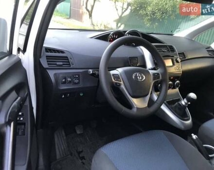 Белый Тойота Версо, объемом двигателя 2 л и пробегом 188 тыс. км за 10500 $, фото 26 на Automoto.ua