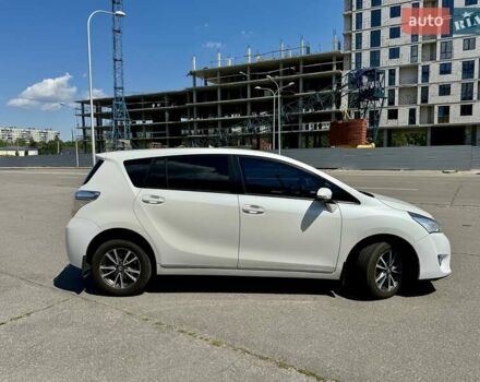 Белый Тойота Версо, объемом двигателя 1.8 л и пробегом 325 тыс. км за 9999 $, фото 7 на Automoto.ua