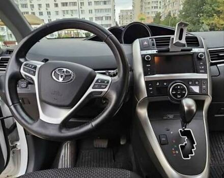 Белый Тойота Версо, объемом двигателя 1.8 л и пробегом 150 тыс. км за 10500 $, фото 8 на Automoto.ua