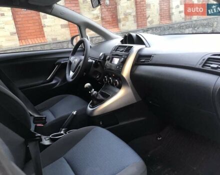 Белый Тойота Версо, объемом двигателя 2 л и пробегом 188 тыс. км за 10500 $, фото 23 на Automoto.ua