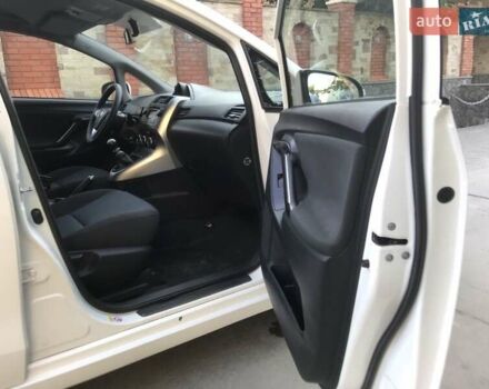 Белый Тойота Версо, объемом двигателя 2 л и пробегом 188 тыс. км за 10500 $, фото 21 на Automoto.ua