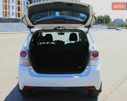 Белый Тойота Версо, объемом двигателя 1.8 л и пробегом 325 тыс. км за 9999 $, фото 4 на Automoto.ua