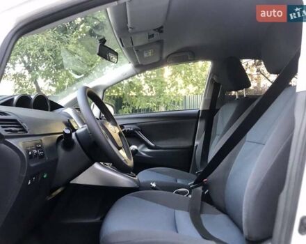 Белый Тойота Версо, объемом двигателя 2 л и пробегом 188 тыс. км за 10500 $, фото 31 на Automoto.ua