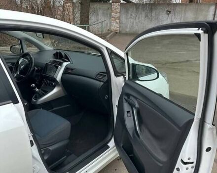 Белый Тойота Версо, объемом двигателя 2 л и пробегом 360 тыс. км за 8800 $, фото 11 на Automoto.ua