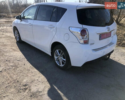 Белый Тойота Версо, объемом двигателя 2 л и пробегом 196 тыс. км за 10600 $, фото 4 на Automoto.ua