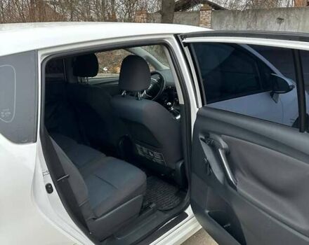 Белый Тойота Версо, объемом двигателя 2 л и пробегом 360 тыс. км за 8800 $, фото 13 на Automoto.ua