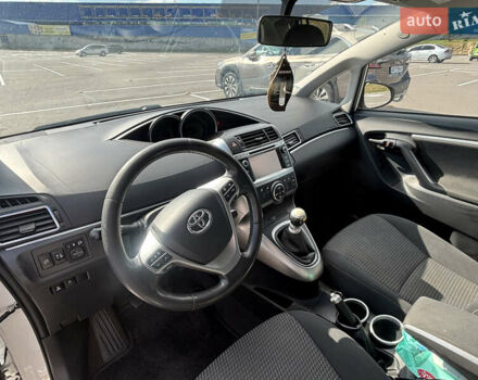Білий Тойота Версо, об'ємом двигуна 2 л та пробігом 244 тис. км за 9500 $, фото 15 на Automoto.ua