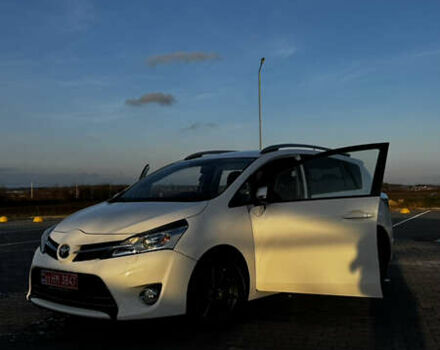 Белый Тойота Версо, объемом двигателя 1.6 л и пробегом 157 тыс. км за 10500 $, фото 2 на Automoto.ua