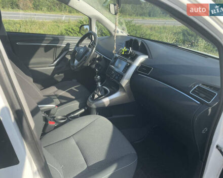 Белый Тойота Версо, объемом двигателя 1.6 л и пробегом 178 тыс. км за 10500 $, фото 5 на Automoto.ua