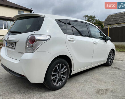 Белый Тойота Версо, объемом двигателя 1.6 л и пробегом 186 тыс. км за 13600 $, фото 2 на Automoto.ua